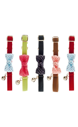 https://cdn.shopify.com/s/files/1/0916/7627/9129/files/Ferribiella_Coleira_Elastica_para_Gato_Fiocco_Pois.png?v=1737462293
