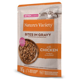 https://cdn.shopify.com/s/files/1/0916/7627/9129/files/nature-s-variety-bites-in-gravy-alimento-humido-para-gatinho-frango.jpg?v=1774968380