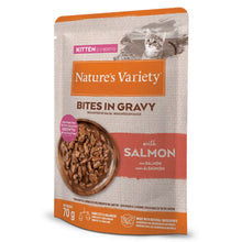 https://cdn.shopify.com/s/files/1/0916/7627/9129/files/nature-s-variety-bites-in-gravy-alimento-humido-para-gatinho-salmao.jpg?v=1774968361