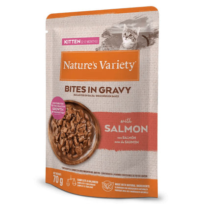 https://cdn.shopify.com/s/files/1/0916/7627/9129/files/nature-s-variety-bites-in-gravy-alimento-humido-para-gatinho-salmao.jpg?v=1774968361